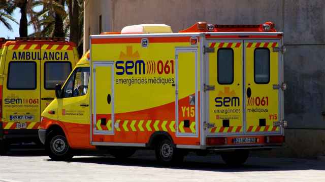 Una ambulancia en un atropello  / EFE