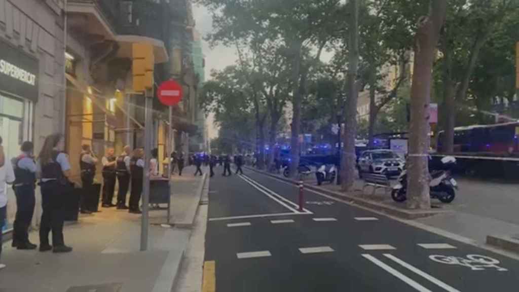 Mossos d'Esquadra desplegados frente al hotel Atrium Palace, en la Gran Via de Barcelona / CG