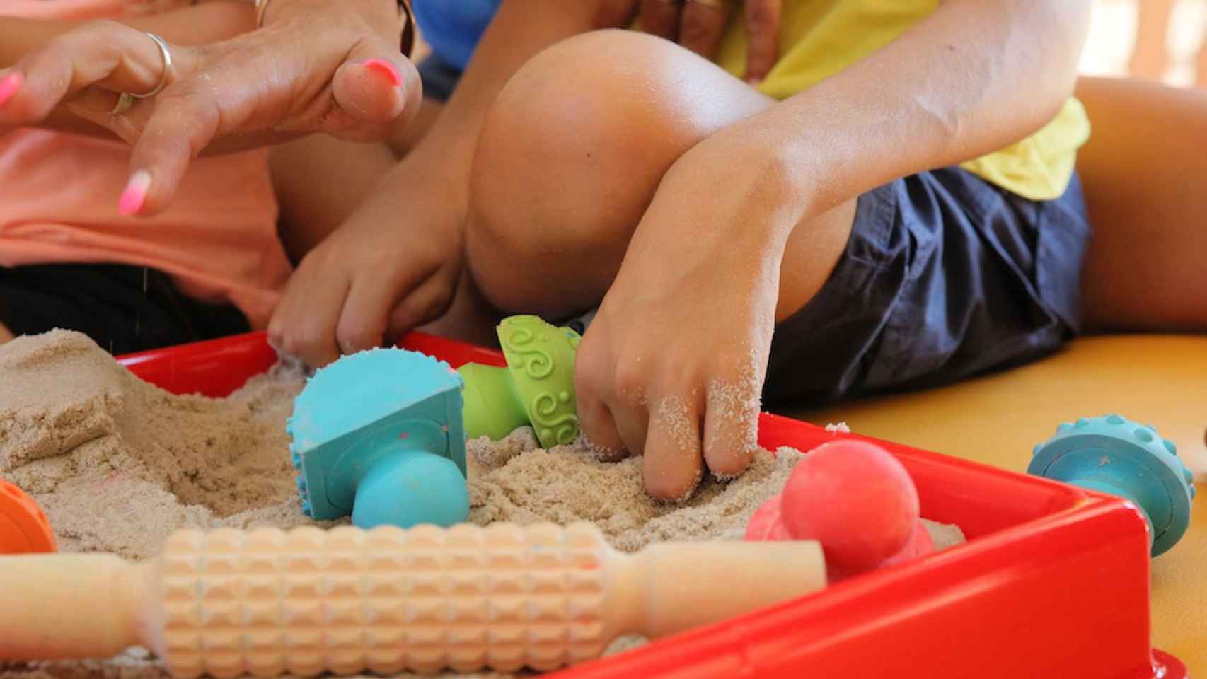 Un niño pluridiscapacidad juega con su madre en Barcelona / ARCHIVO