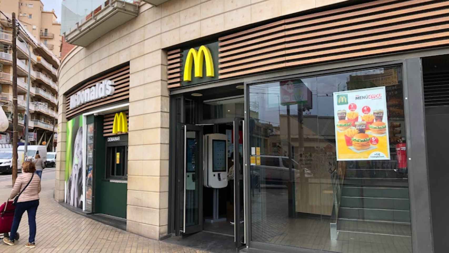 Restaurante de comida rápida de la carretera de Collblanc como en el que se produjo el tiroteo en L'Hospitalet / GOOGLE MAPS