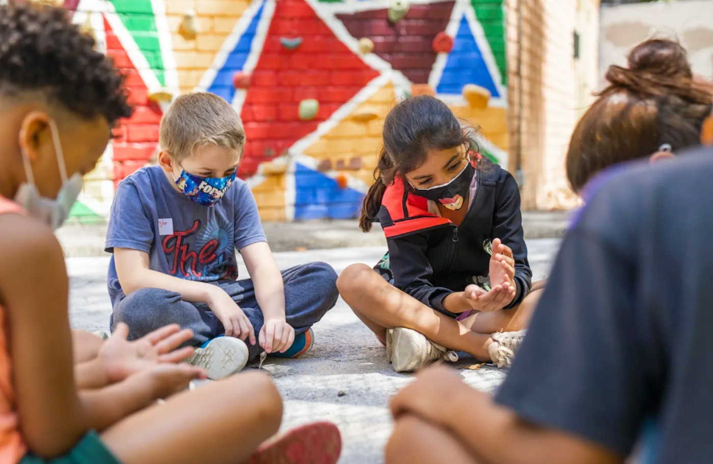 Niños disfrutando de una de las actividades de verano de Barcelona / AJUNTAMENT DE BARCELONA