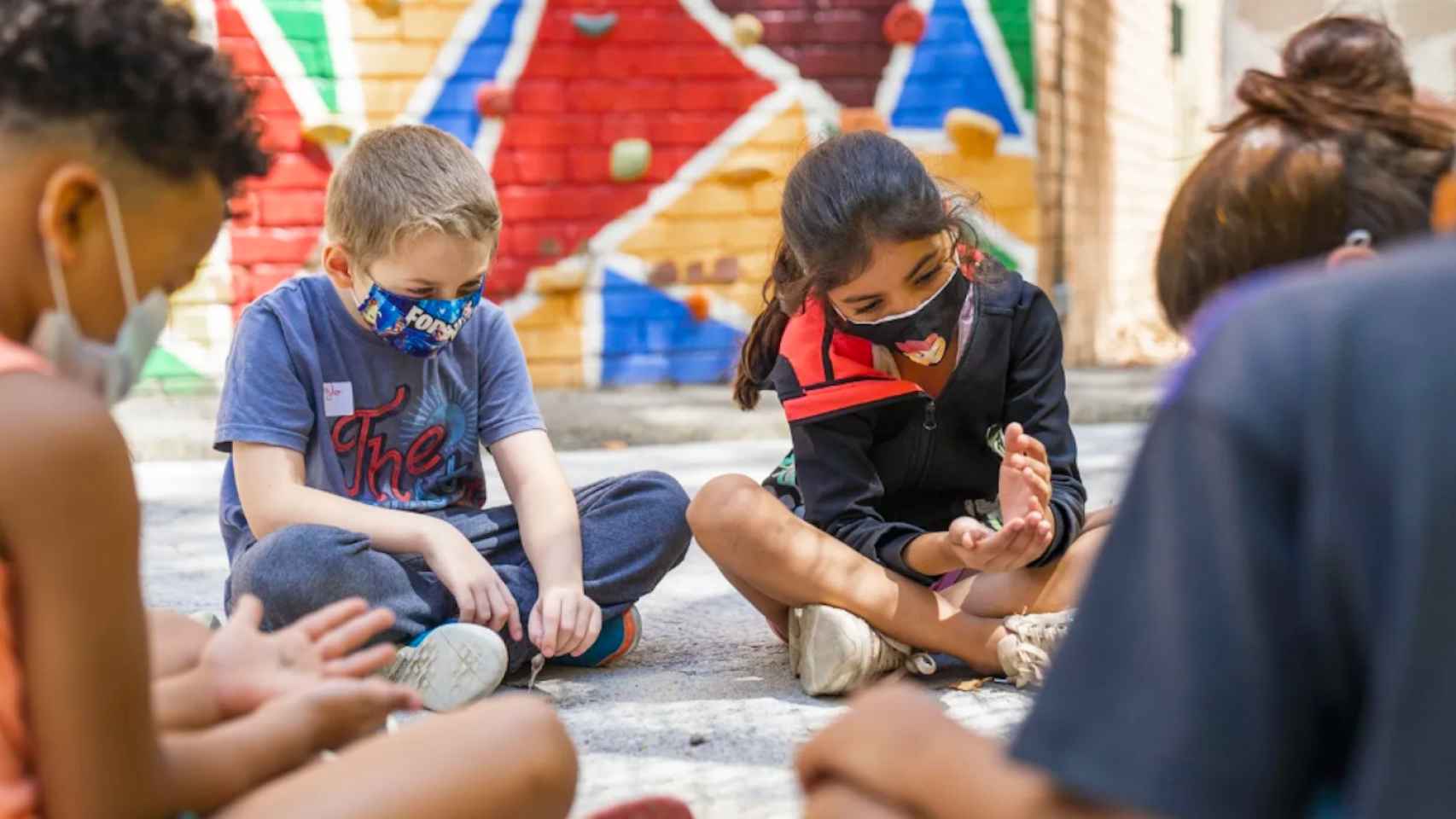 Niños disfrutando de una de las actividades de verano de Barcelona / AJUNTAMENT DE BARCELONA