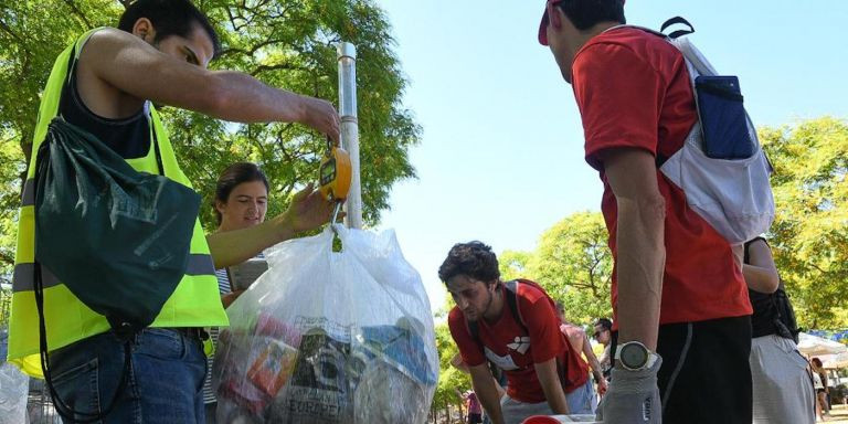 Pesaje de los residuos recogidos por unos participantes de esta edición / ULTRA CLEAN MARATHON