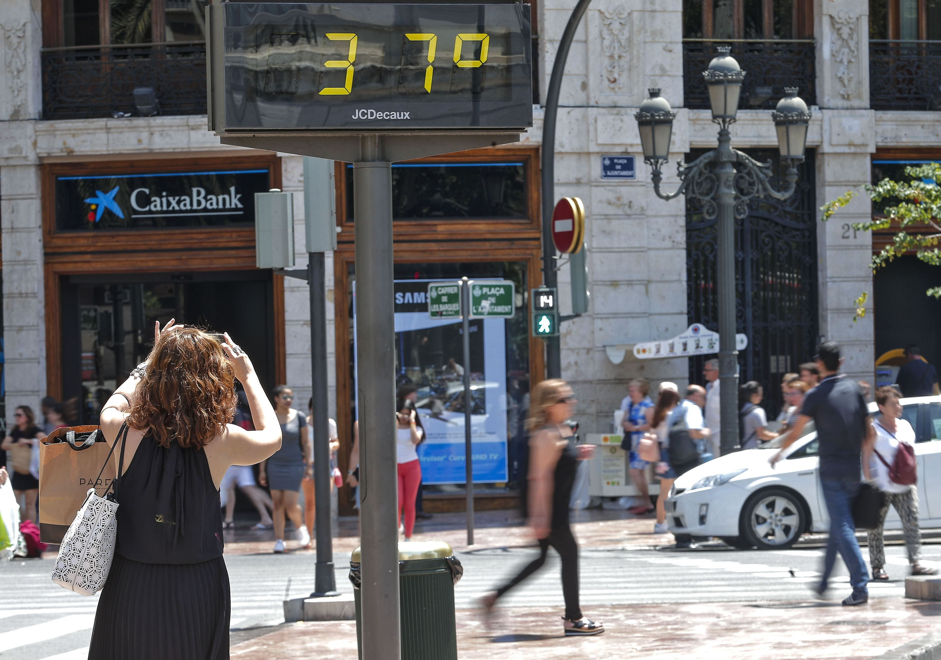 Un termómetro marca 37ºC en plena ola de calor de verano