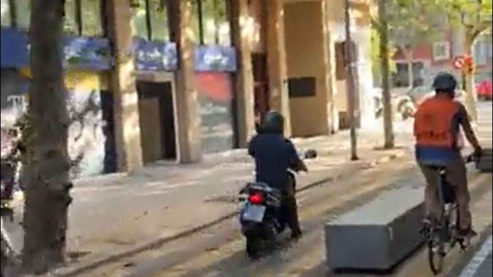 El motorista avanzando por la zona de viandantes