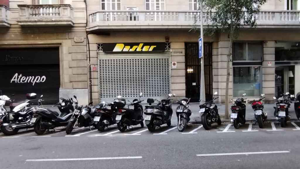 Hilera de motocicletas mal estacionadas delante del vado de la calle de Còrsega / METRÓPOLI - JORDI SUBIRANA