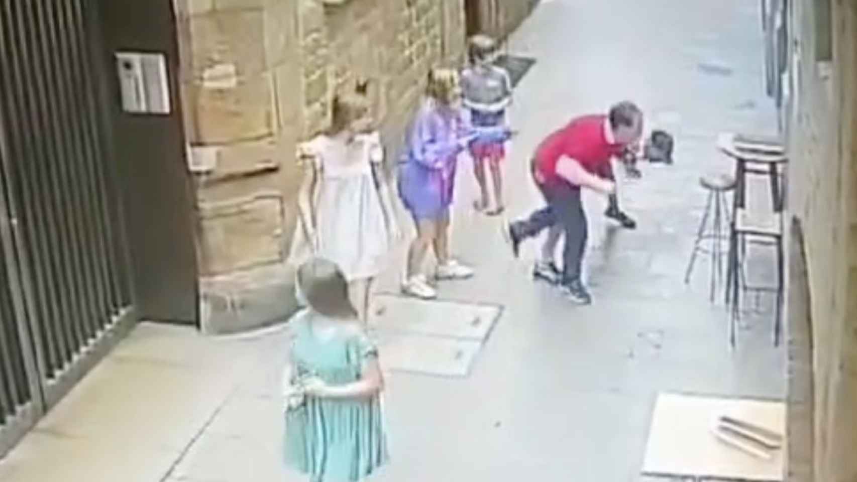 Momento en el que un hombre le roba el reloj a un turista en la calle dels Lledó de Barcelona / PATRULLA BCN