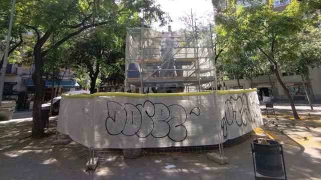 El monumento a Francesc Layret, en Barcelona, vallado / METRÓPOLI - JORDI SUBIRANA