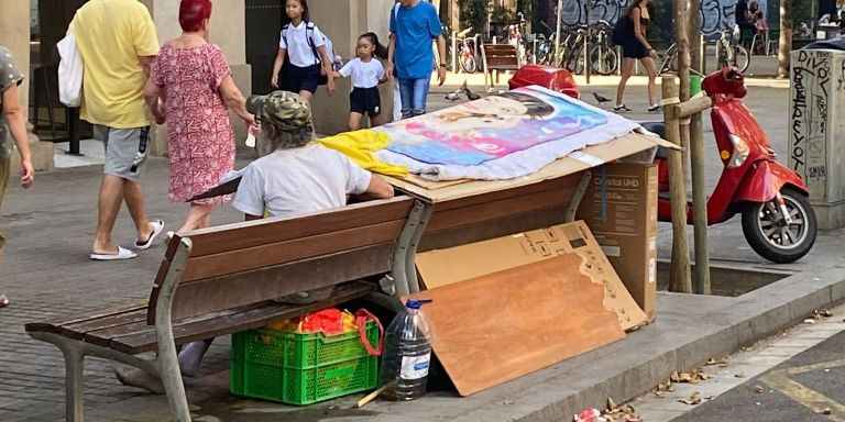 Un hombre con numerosos enseres junto a la ronda Sant Antoni / CEDIDA