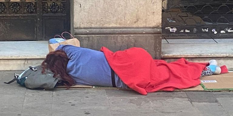 Una mujer duerme frente a una portería en la plaza del Pes de la Palla / CEDIDA