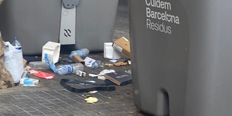 Basura junto a los contenedores a escasos metros de la ronda de Sant Antoni / CEDIDA