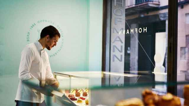 Miquel Guarro en la pastelería Hofmann / Foto: Cedida