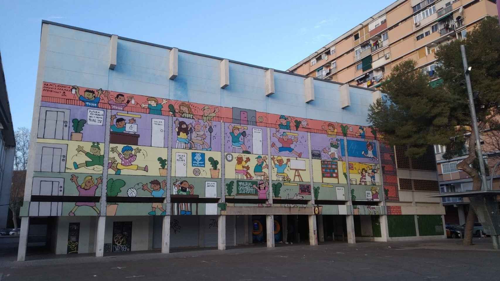 El antiguo cine Pere IV, donde se ampliará el CAP Besòs / ARCHIVO