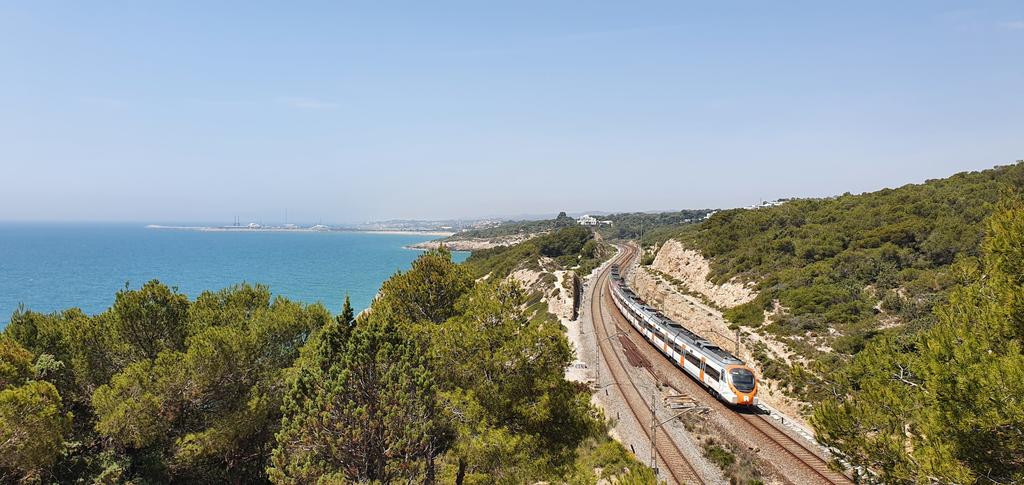 Un tren de Rodalies circula con el mar al lado / RODALIES