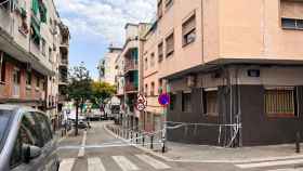 Parte de la calle Granada acordonada por la Guardia Urbana / ÁNGELA VÁZQUEZ