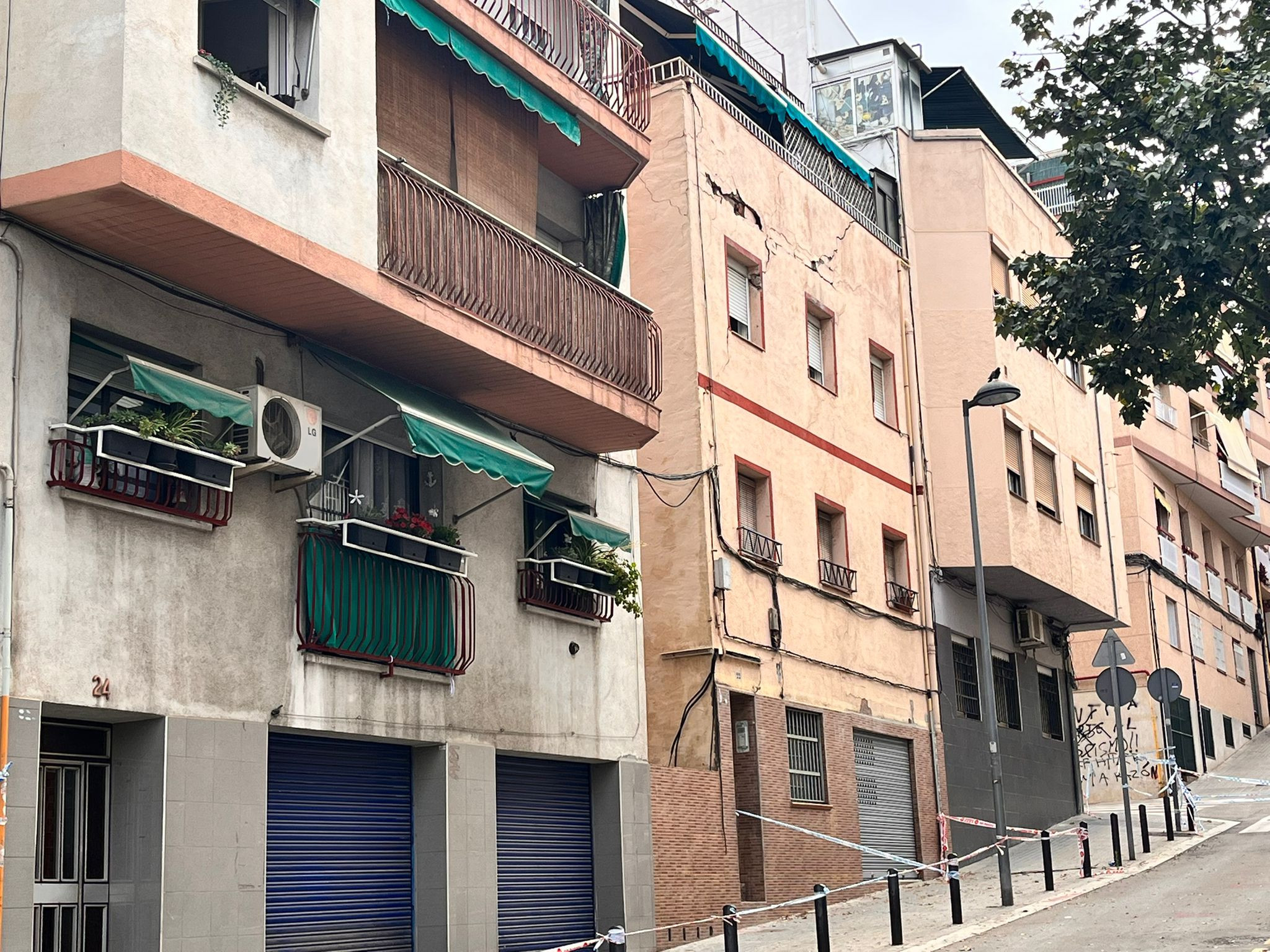 Exterior del edificio de la calle Granada de Badalona / ÁNGELA VÁZQUEZ