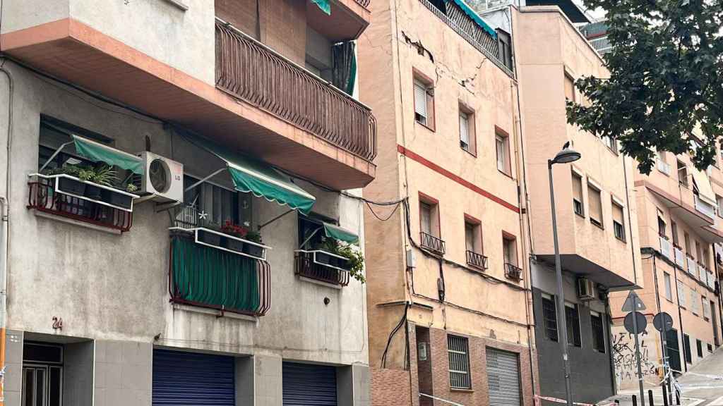 Exterior del edificio de la calle Granada de Badalona / ÁNGELA VÁZQUEZ