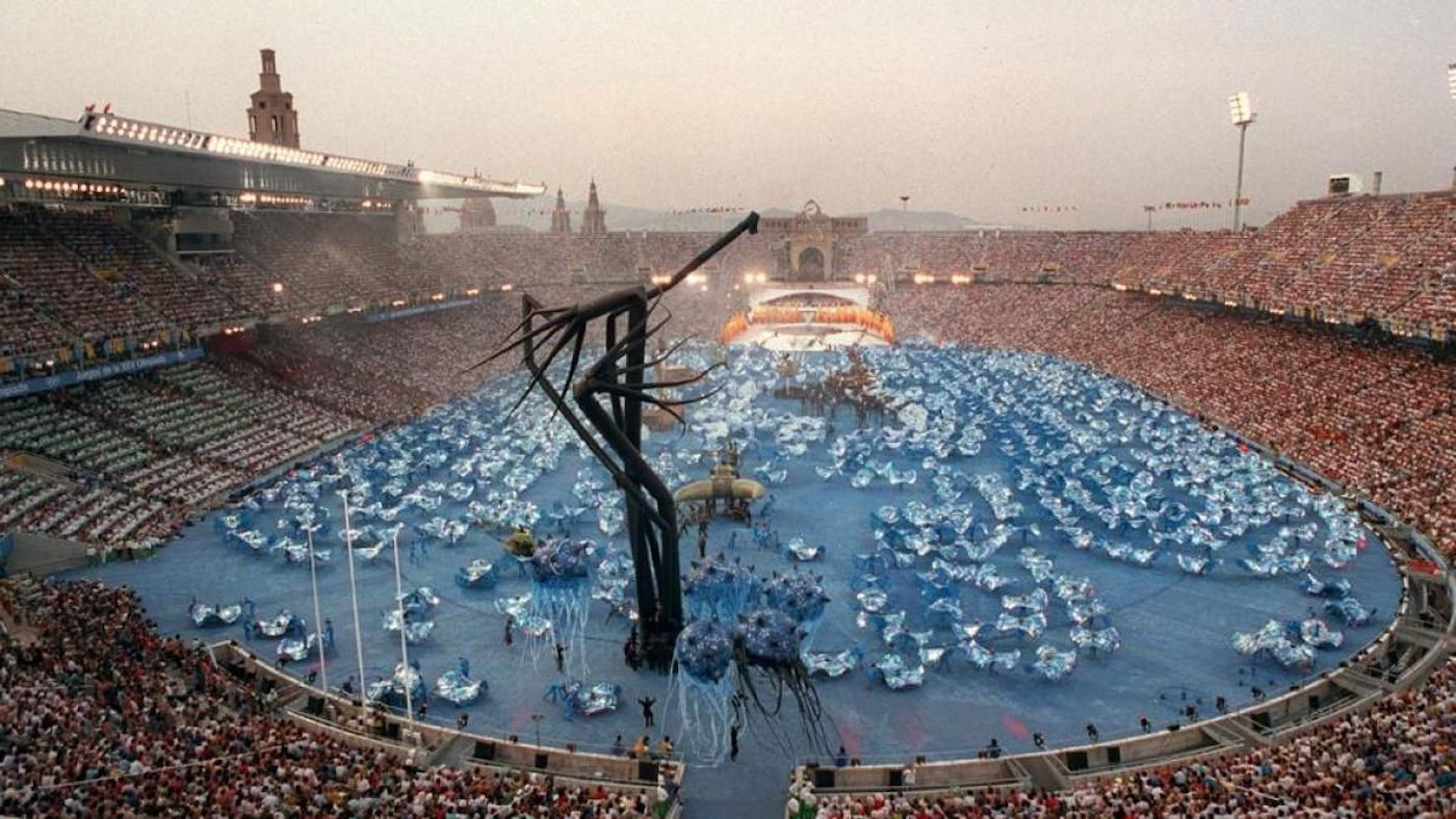 Momento de una de las espectaculares escenas de la ceremonia inaugural de los Juegos Olímpicos de Barcelona / EFE