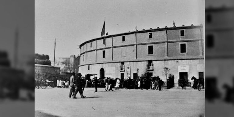  
La plaza de toros El Torín, en la Barceloneta, inaugurada en 1834, donde ahora está la Torre Mare Nostrum, de Gas Natural / WIKIPEDIA