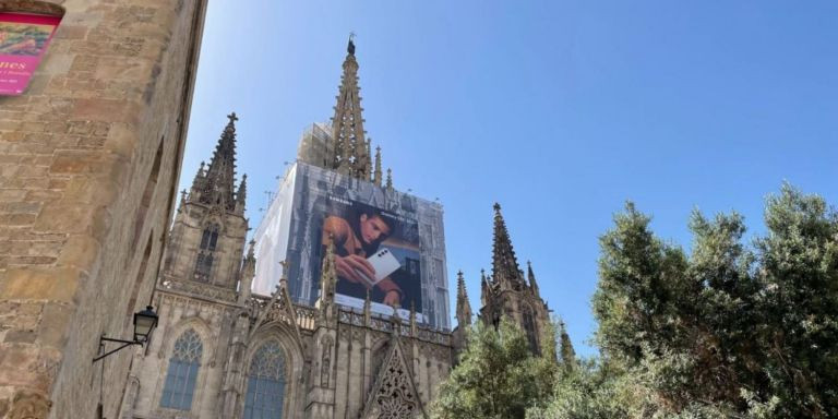 Anuncio de la compañía Samsung en la Catedral de Barcelona / MA