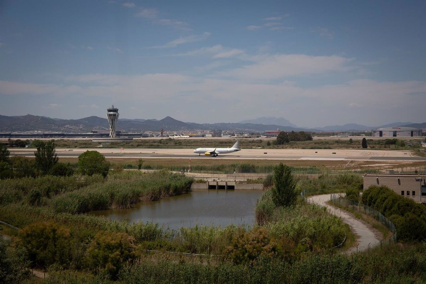 Un avión en la pista de aterrizaje del aeropuerto, junto al Delta / EUROPA PRESS