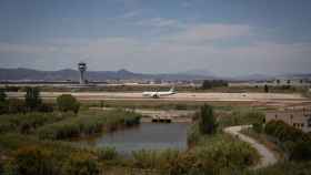 Un avión en la pista de aterrizaje del aeropuerto, junto al Delta / EUROPA PRESS