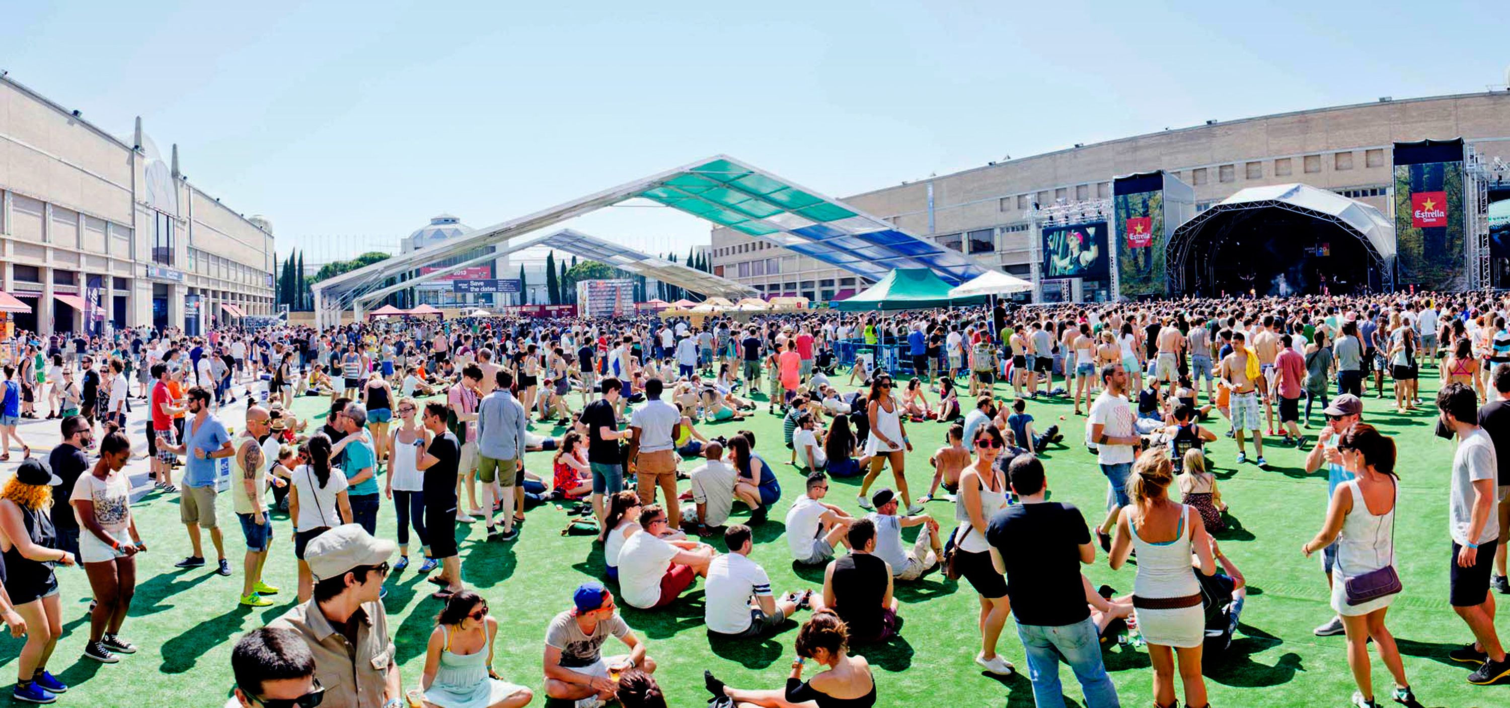 Asistentes del festival en el SónarVillage, el escenario al aire libre del festival / SÓNAR