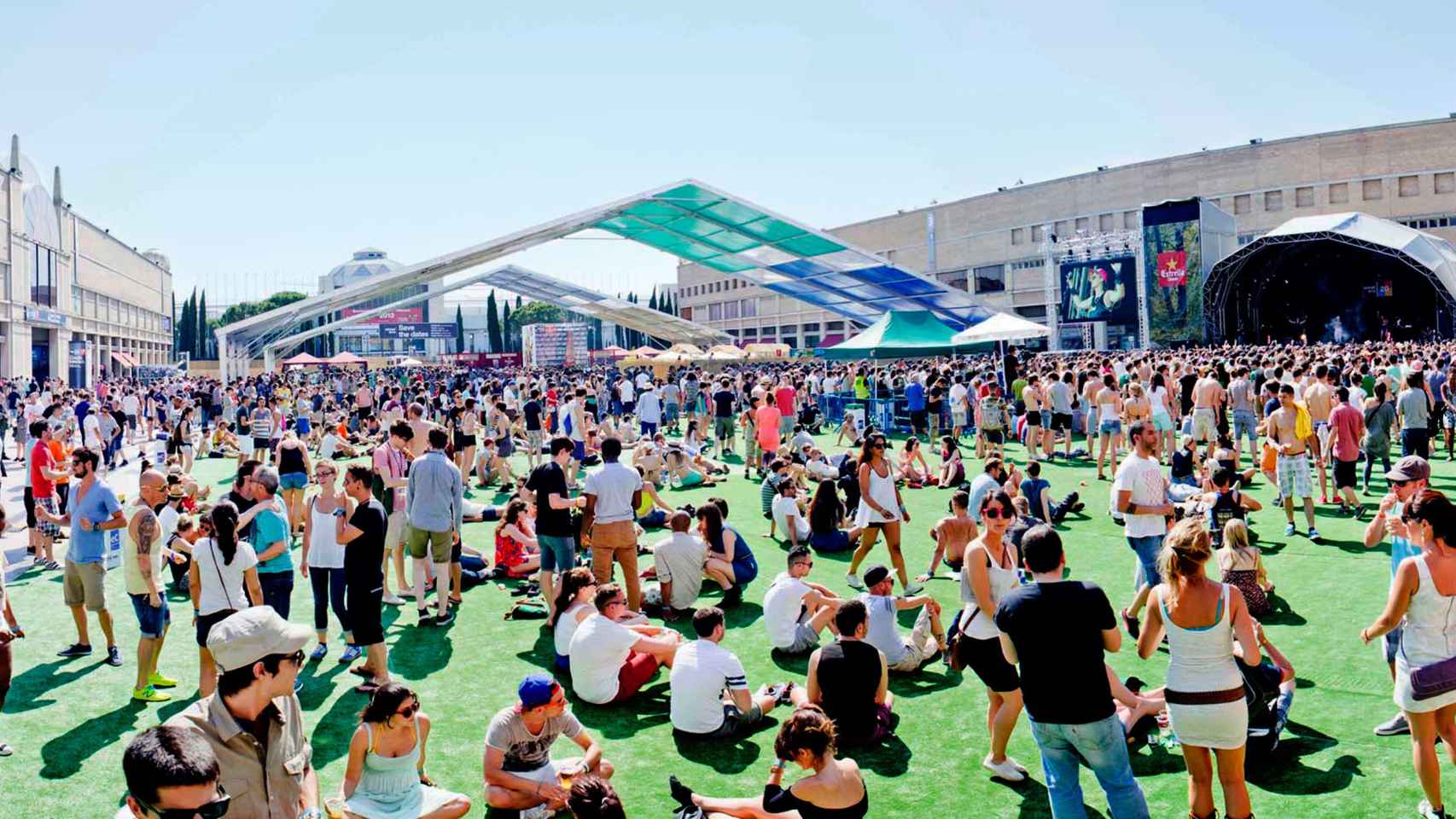 Asistentes del festival en el SónarVillage, el escenario al aire libre del festival / SÓNAR