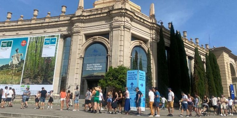 Colas para recoger el pase de acceso al Sónar este jueves / METRÓPOLI