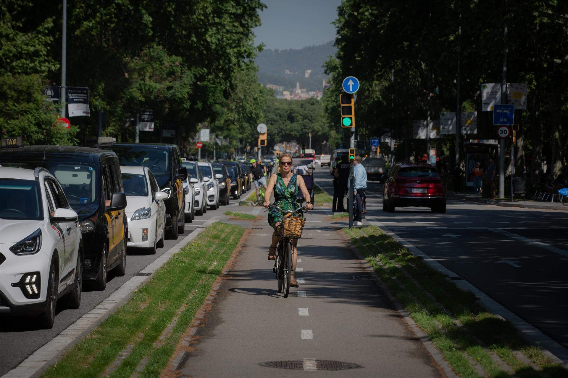 Una ciclista en Barcelona / EUROPA PRESS