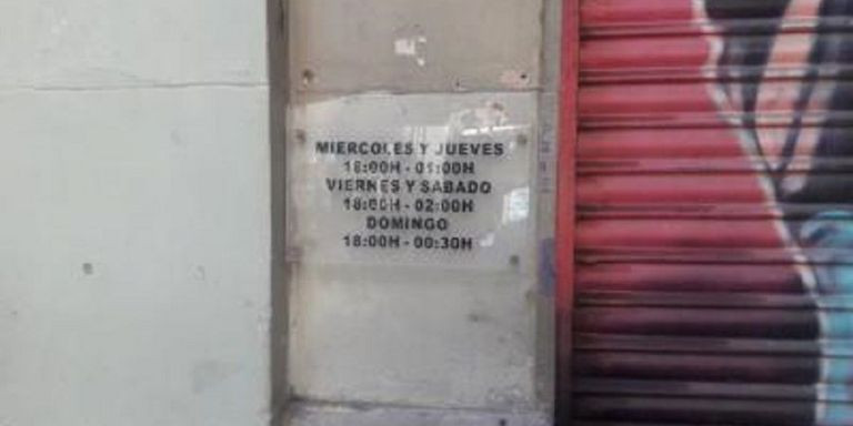 Cartel en la puerta del Redrum con los horarios / CEDIDA