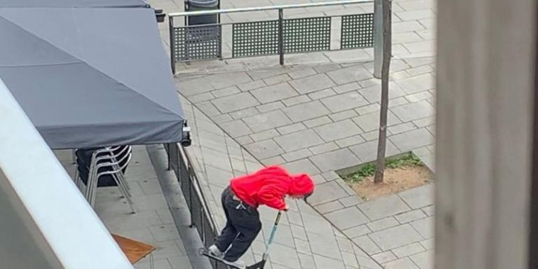 Un joven en patinete se sube a la barandilla del pasaje / CEDIDA