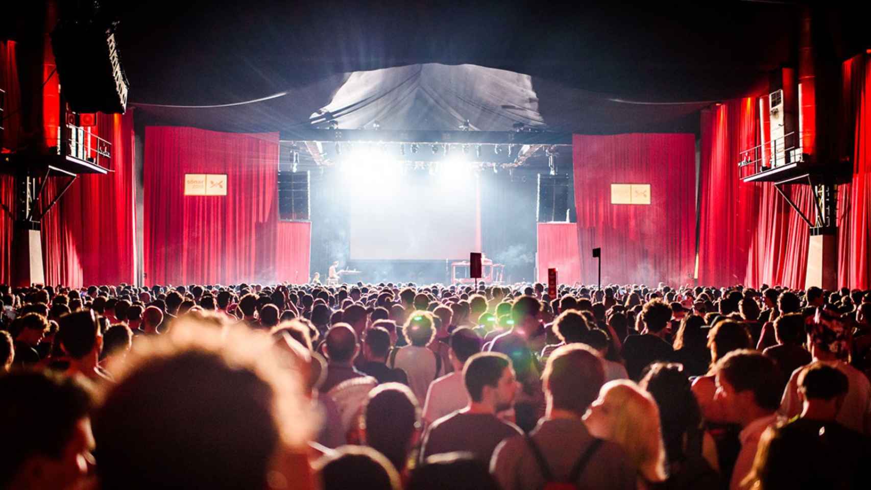 Asistentes al concierto de la cantante y compositora argentina, Nathy Peluso, en el festival de música electrónica Sónar que se celebra en Barcelona / EFE - Alejandro García