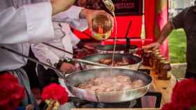 Dos cocineros preparan un plato durante una edición anterior del Born Street Food