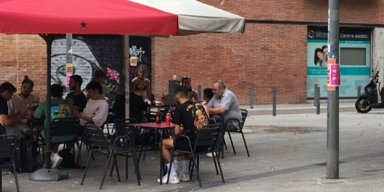 Terraza de bar en el pasaje del Vapor Vell / METRÓPOLI - RP