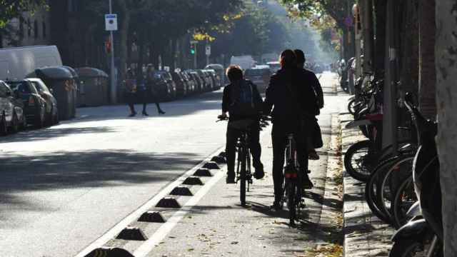 Unos ciclistas por un carril bici de Barcelona / AJUNTAMENT DE BARCELONA