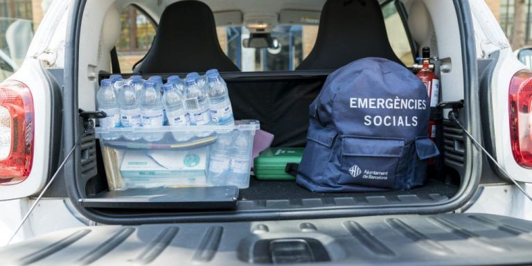 Reparto municipal de agua en ola de calor / AJ BCN