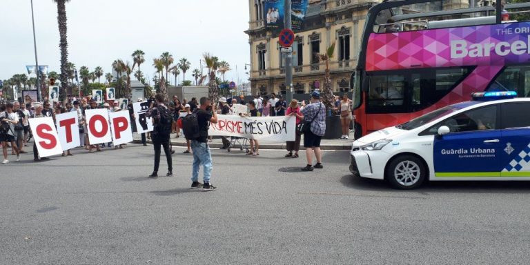 La Assemblea de Barris pel Decreixement Turístic bloquea el paso de un bus turístico / TWITTER