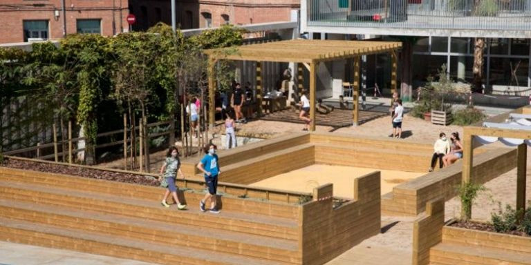 Refugio climático para niños en Barcelona / AJ BCN