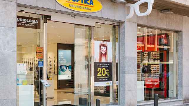 Exterior de un comercio de Óptica Universitaria de Barcelona con puerta automática