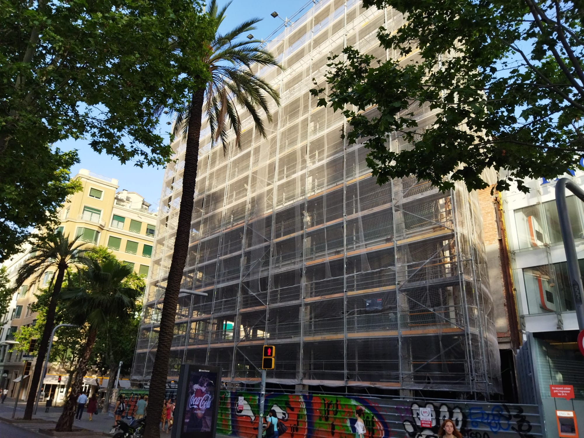 El edificio de El Corte Inglés de Francesc Macià, pendiente de iniciar su conversión en oficinas / METRÓPOLI