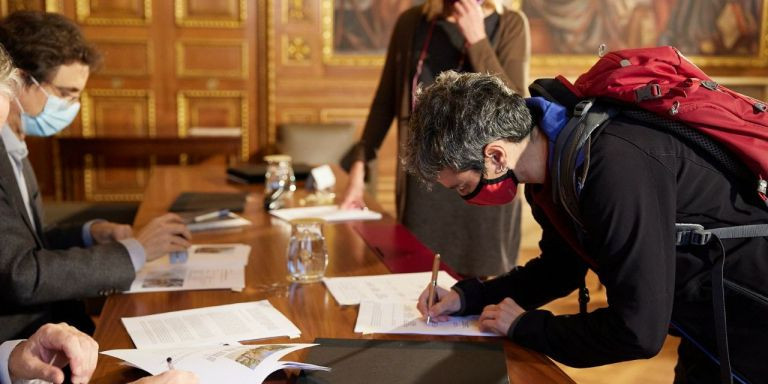 La regidora de Vivienda, Lucía Martín, en la firma del convenio / AJ BCN