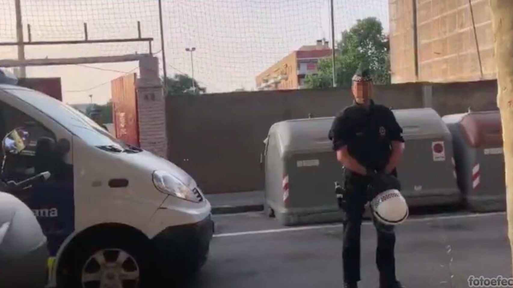 Un guardia urbano durante el desalojo del campo de la Damm / SINDICAT