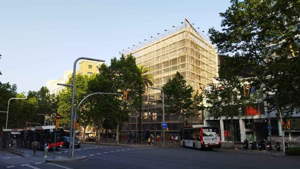 El edificio de El Corte Inglés, junto a Francesc Macià, solo con la estructura y envuelto con una red en junio de 2022