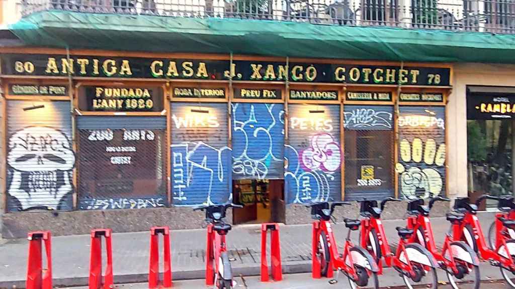 La camisería Xancó, con la persiana medio levantada, esta semana / CEDIDA