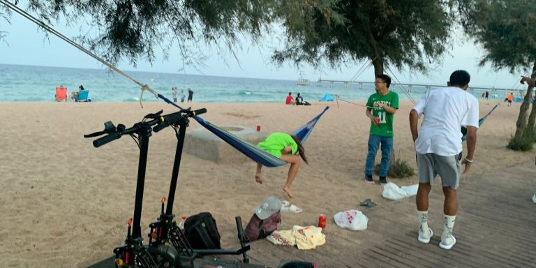 Hamacas en la playa de Badalona / CEDIDA