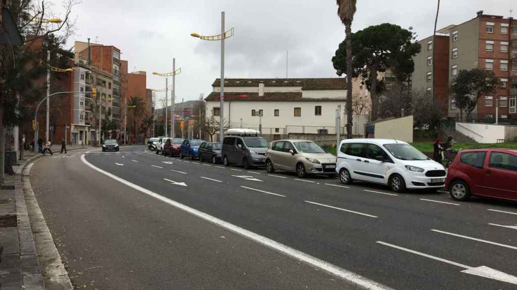 Vehículos estacionados en la avenida de Río de Janeiro de Porta / METRÓPOLI - RP