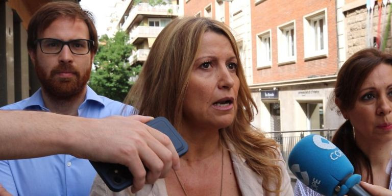 Eva Parera, presidenta de Valents, ante el colegio de Sant Gervasi que cierra / VALENTS