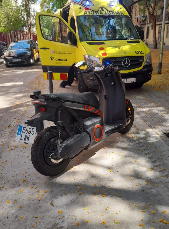 Moto y ambulancia del día en el que se produjo el accidente en la Barceloneta / CEDIDA