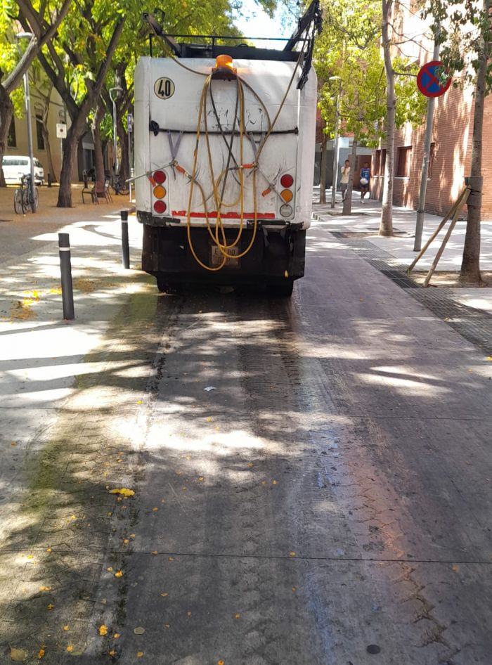 Maquinaria en mal estado esparciendo la suciedad en una calle de la Barceloneta / CEDIDA